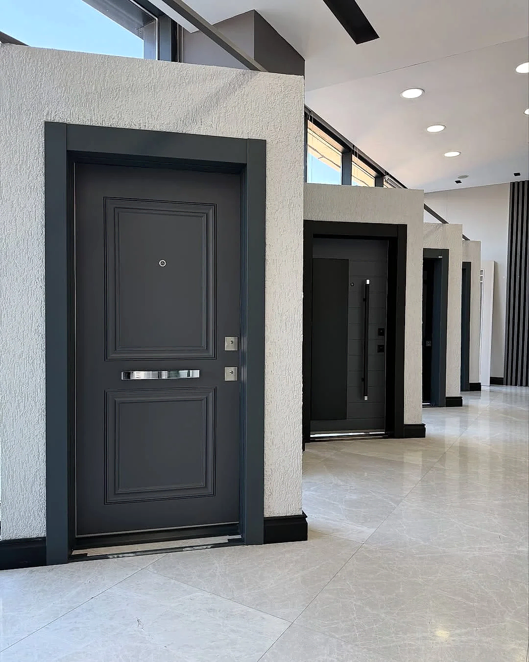 Bursa Uludor yüksek güvenlikli çelik kapı modelleri, modern antrasit ve ahşap görünümlü lüks apartman giriş kapısı tasarımı ve dış mekan kapı dekorasyonu.