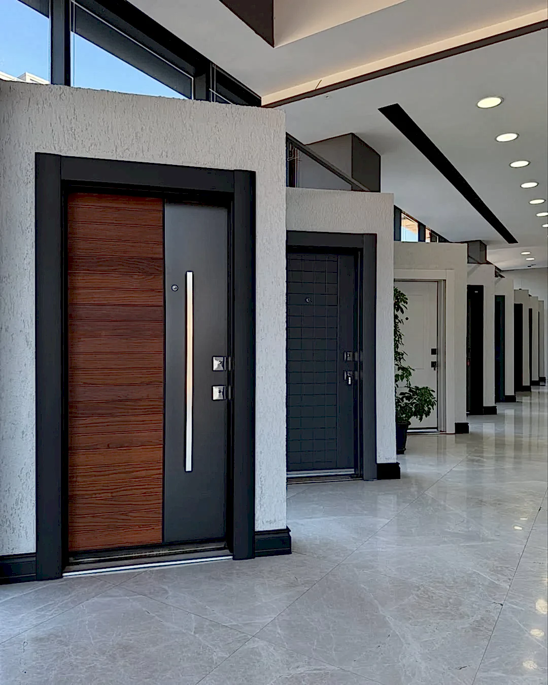 Bursa Uludor modern çelik kapı tasarımı, ahşap dokulu ve antrasit detaylı lüks apartman giriş kapısı ve yüksek güvenlikli dış kapı modelleri görünümü.